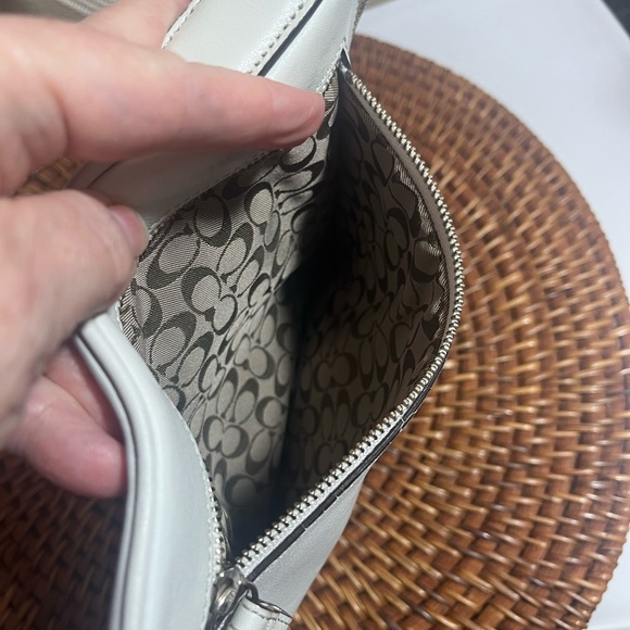 Vintage Y2K Off White Leather Crossbody Bag
Detachable Strap - Picture 5 of 9